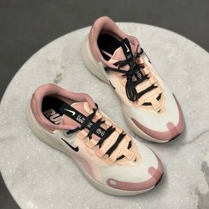 NIKE women's brand new size 7 CV3817- 106